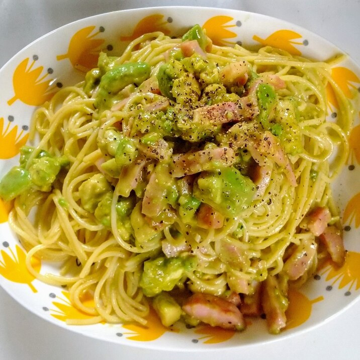 濃厚アボカドソースのパスタ